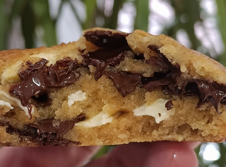 interior de cookie rellena de chocolate